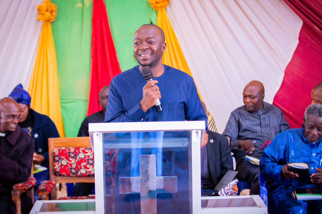 Barji addressing a congregation