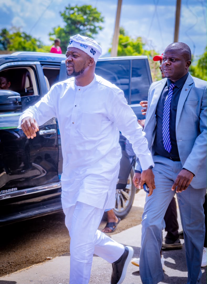 Barji arriving at a campaign event