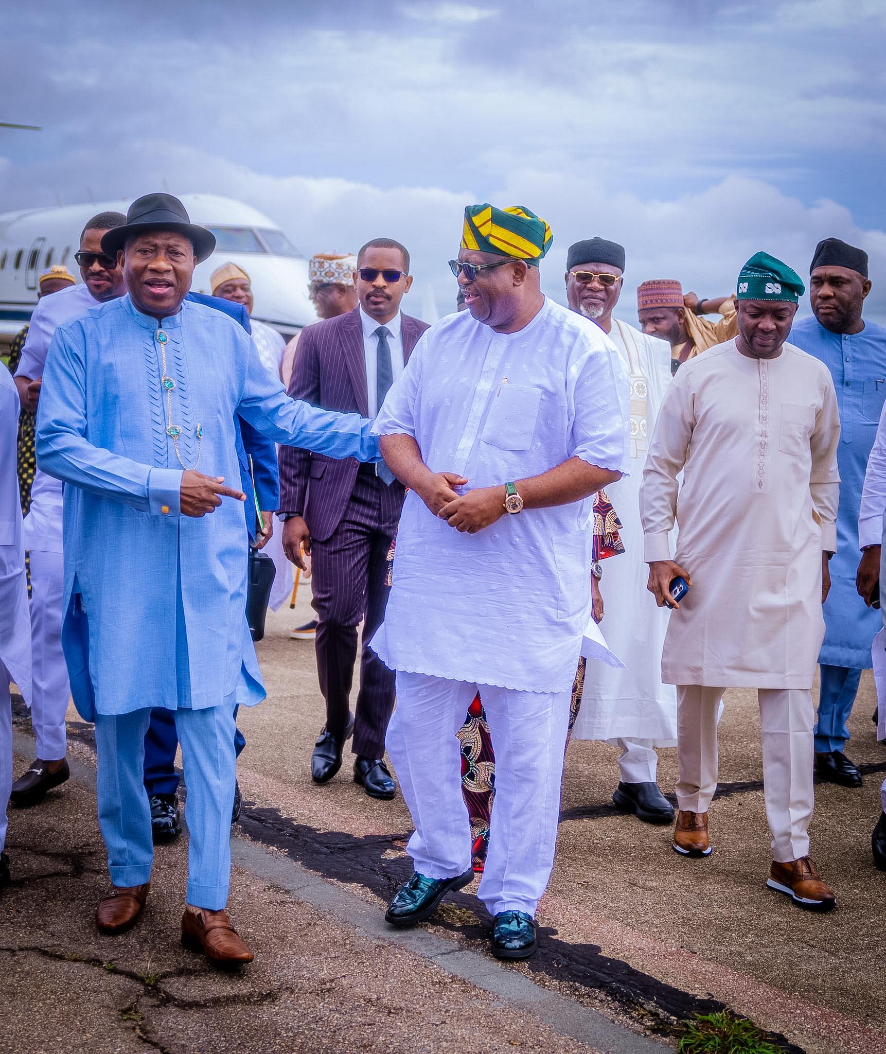 Barji walking with dignitaries on the tarmac